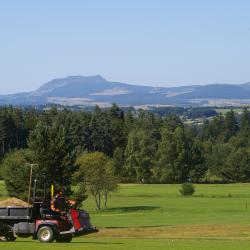 Le golf du Chambon avec le Mezenc en arrière plan